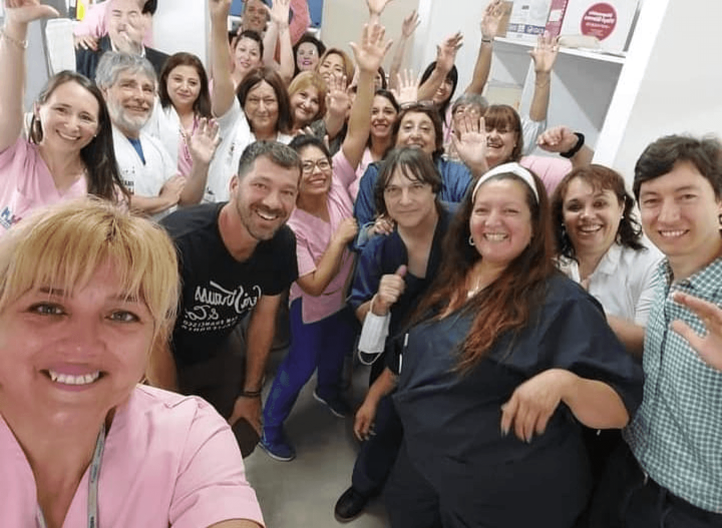 Selfie grupal de los miembros de la cooperadora